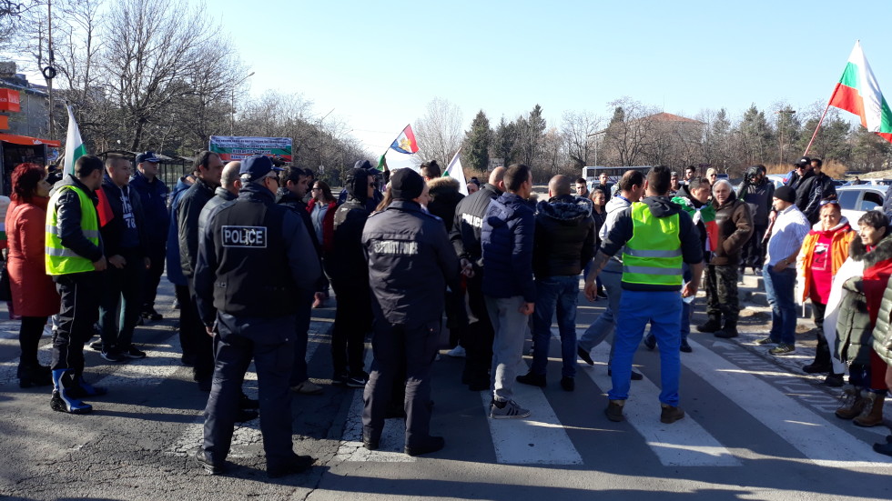 Протестиращи от Сопот блокираха Подбалканския път (СНИМКИ)