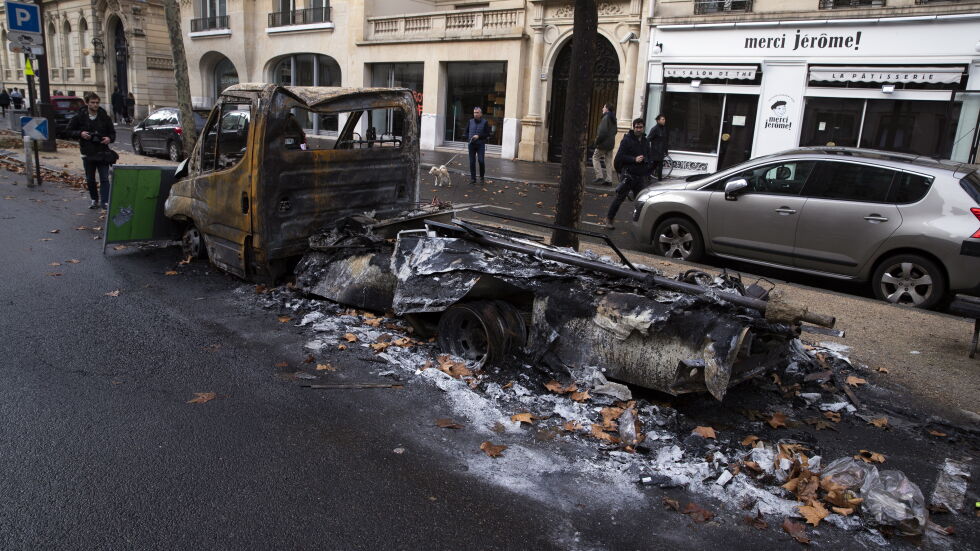 Париж след погрома: Очакват се преговори между властта и "жълтите жилетки"
