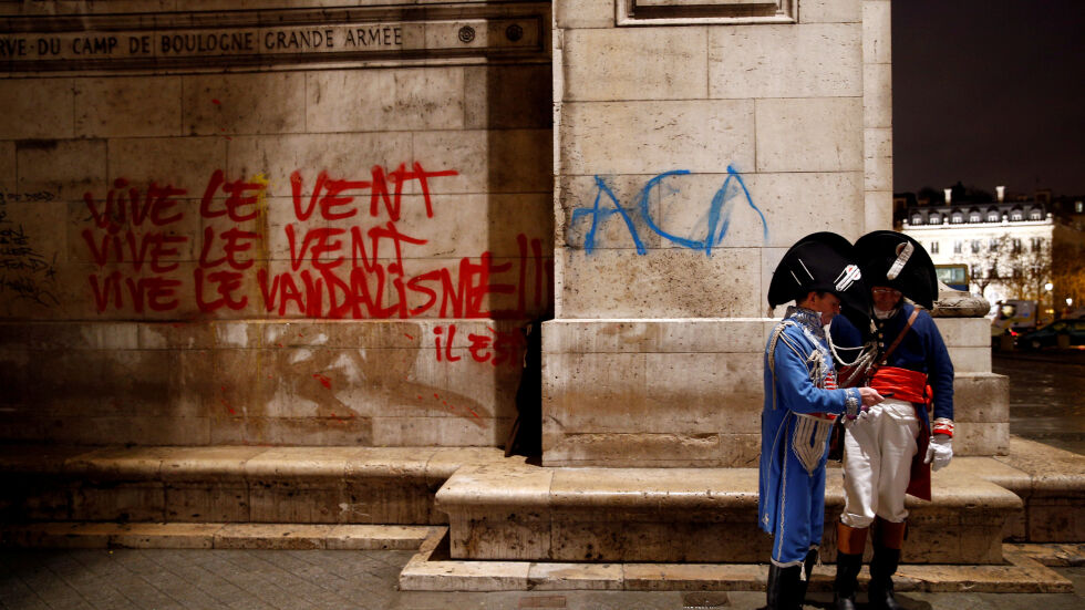  Емблематични забележителности станаха жертва на вандализъм след сблъсъците в Париж 