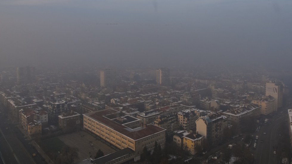 Мръсен въздух в пъти над нормата в няколко големи града на страната 