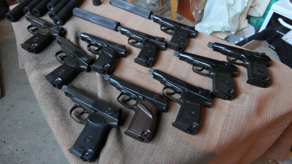 Търговията с незаконно оръжие в Добрич: Разследващите са открили пистолети, автомати и боеприпаси