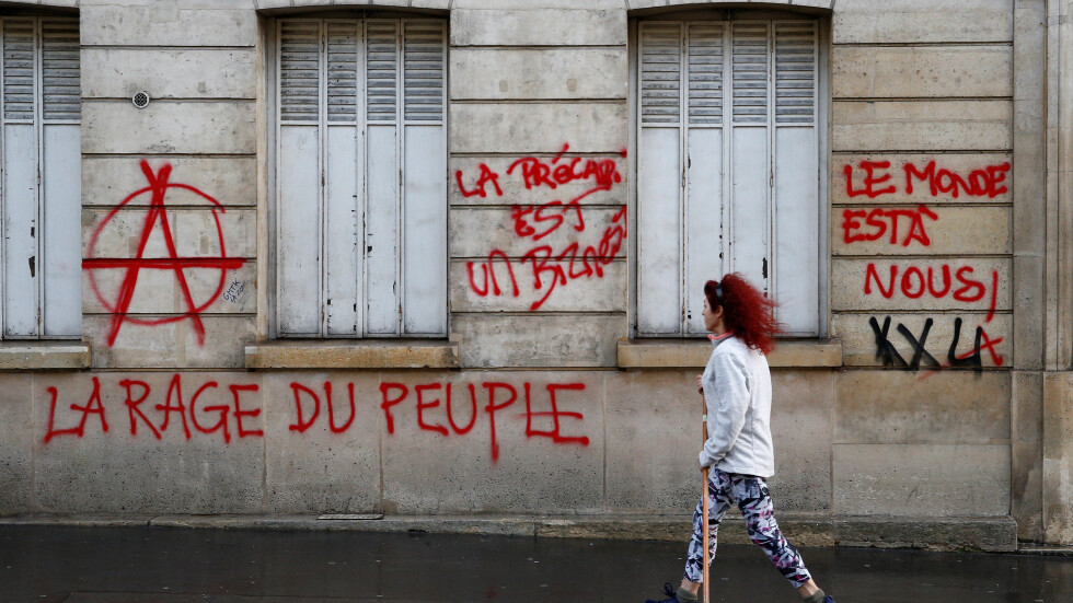 Над 1700 задържани след снощните сблъсъци в Париж
