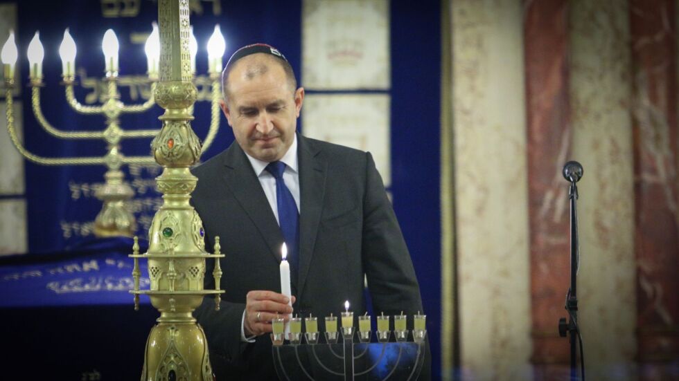 Президентът запали основната свещ за Ханука в Софийската синагога 
