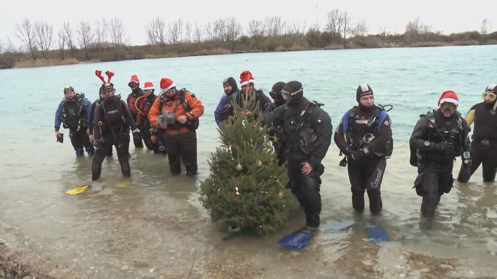Коледа под вода: Водолази украсиха елха на 5 метра дълбочина