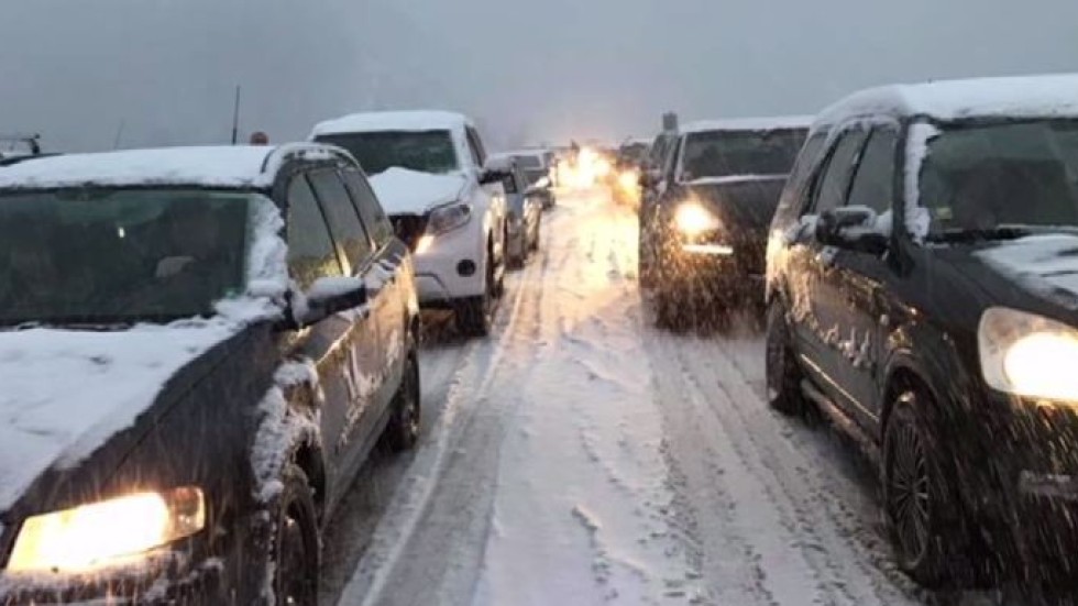 Сняг затрупа половин България, десетки коли закъсаха (ОБЗОР)