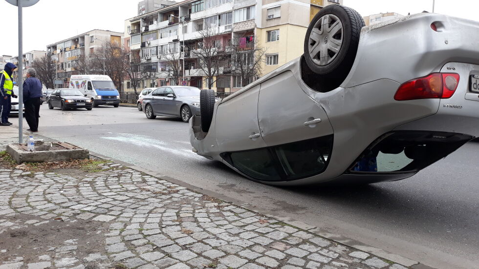 Автомобил се преобърна по таван на пловдивскя булевард „България”