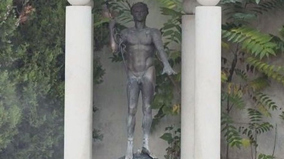 Откраднаха статуята на Аполон пред Централната софийска баня 