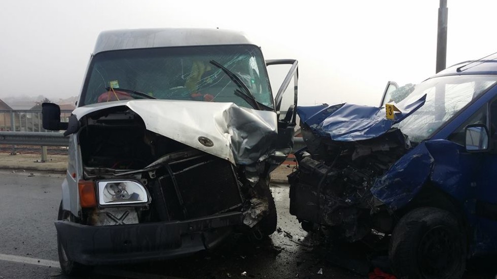 Тежка верижна катастрофа с 11 автомобила взе 5 жертви в Пазарджишко (ОБЗОР)