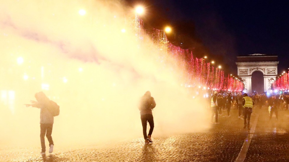 Полицията разпръсна с газ и водни оръдия жълтите жилетки, протестиращи в центъра на Париж