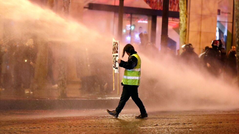 Сблъсък между "жълтите жилетки" и полицията във Франция