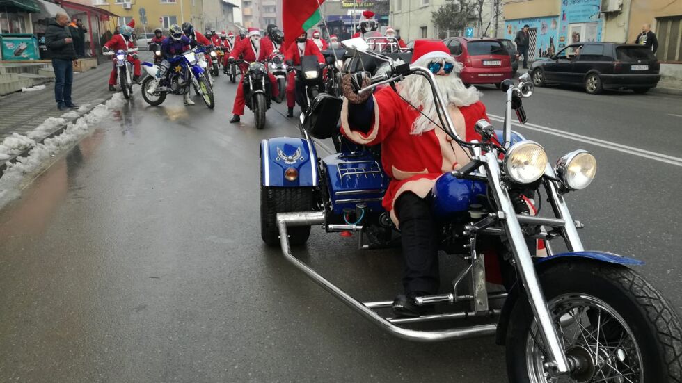 Бандата на Дядо Коледа яхна моторите и зарадва децата (СНИМКИ И ВИДЕО)