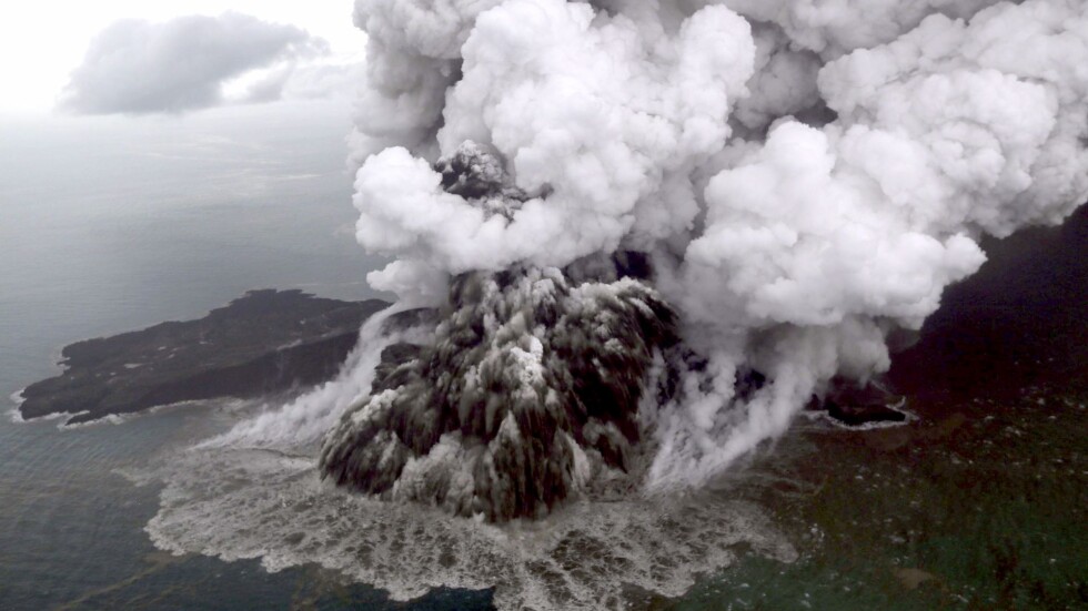 Вулканът Анак Каракатау в Индонезия отново се активизира