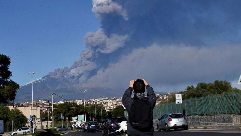 Вулканът Етна изригна, италианските власти затвориха летището на град Катания 