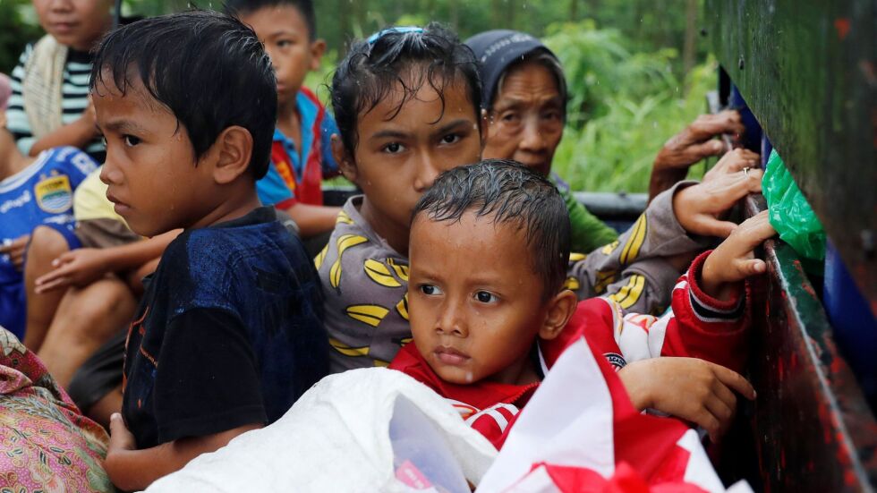 Увеличават се нуждаещите се от убежище след смъртоносното цунами в Индонезия