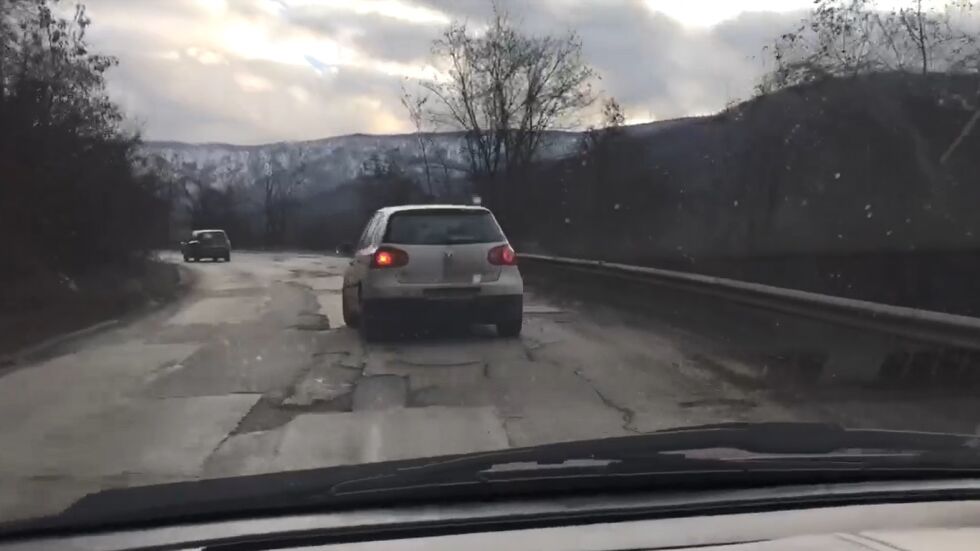 Алтернативният път на магистрала „Хемус” от Ботевград към София е в трагично състояние