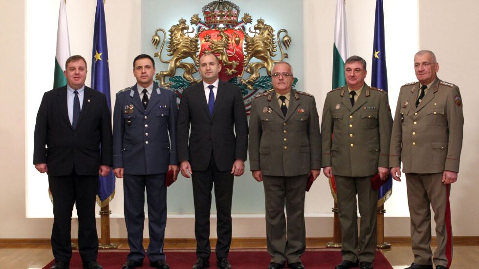 Президентът връчи пагони на военни, удостоени с висше офицерско звание (СНИМКИ)