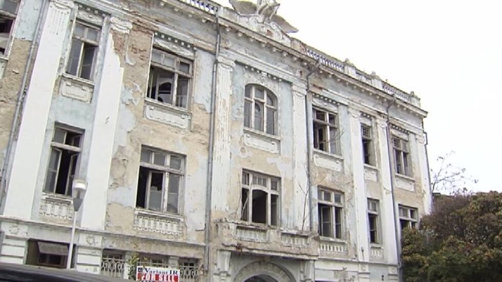 Ценна сграда във Варна се руши, собствениците отказват да я реставрират
