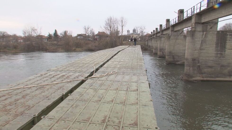 Вдигат временен сглобяем мост при село Чомаковци 