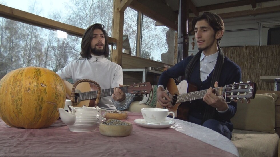 Изкуство без граници: Братята Емрах и Реджеп за музиката и как се строи дом без огради