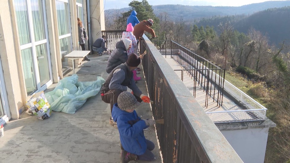 Доброволци от Велико Търново спасяват със спешен ремонт детската болница в Трявна