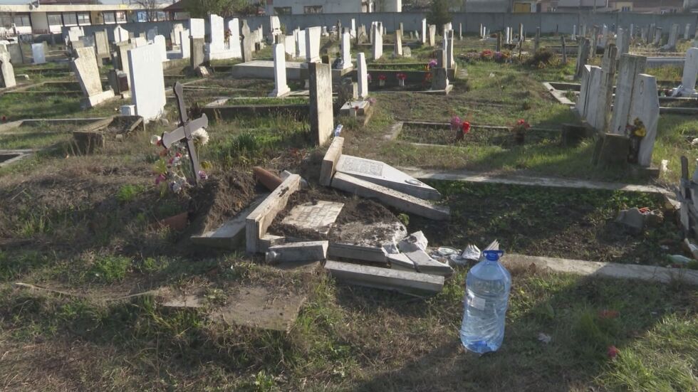 Вандалски акт в гробищния парк на Нова Загора 