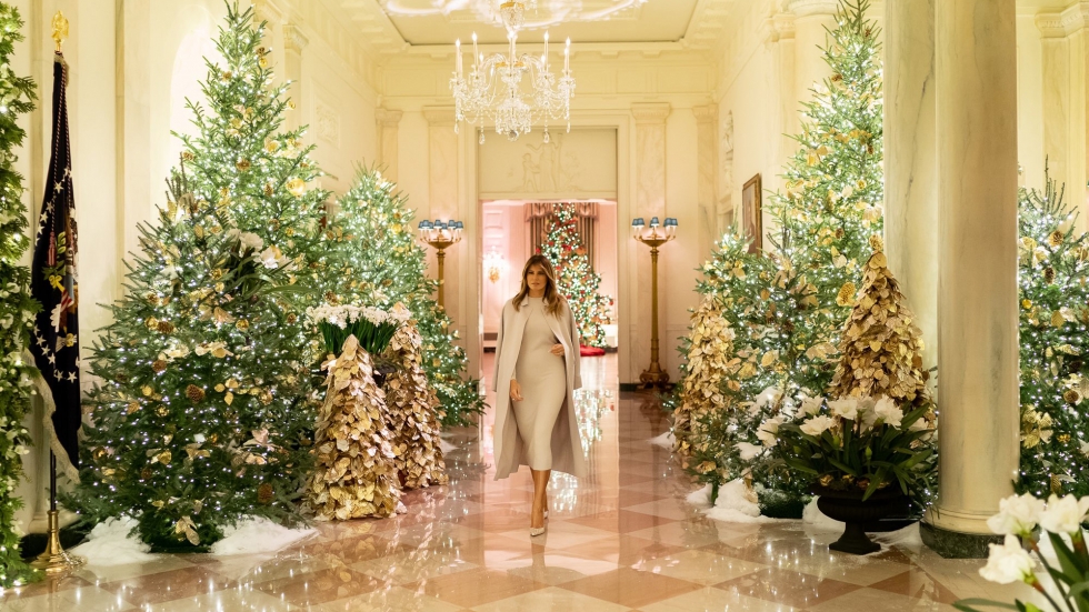 Mелания Тръмп украси Белия дом в бяло и златисто след критиките миналата година за червения „кървав” декор