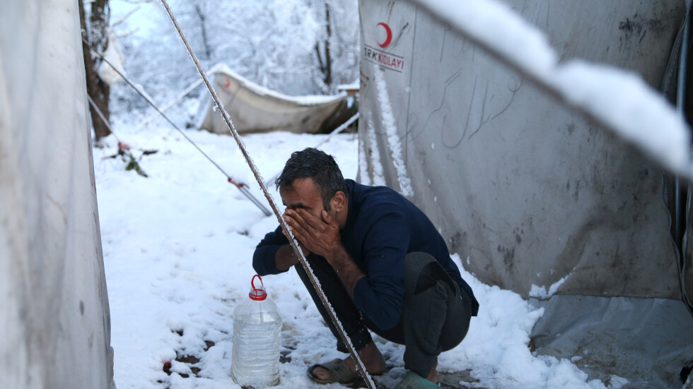 Блокирани в сняг и кал: Стотици мигранти живеят на палатки в лагер в Босна (ВИДЕО)