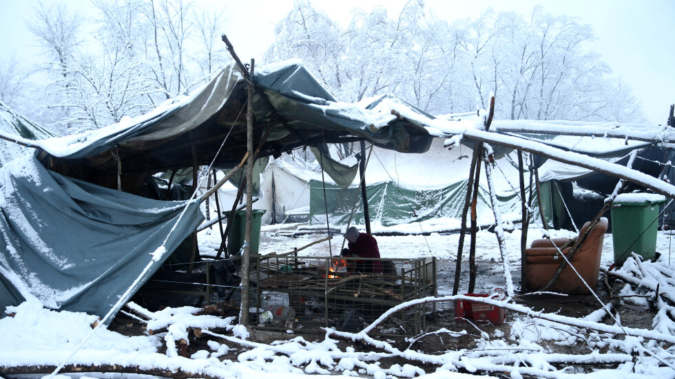 В Босна властите започват преместването на мигрантите от лагера Вучак