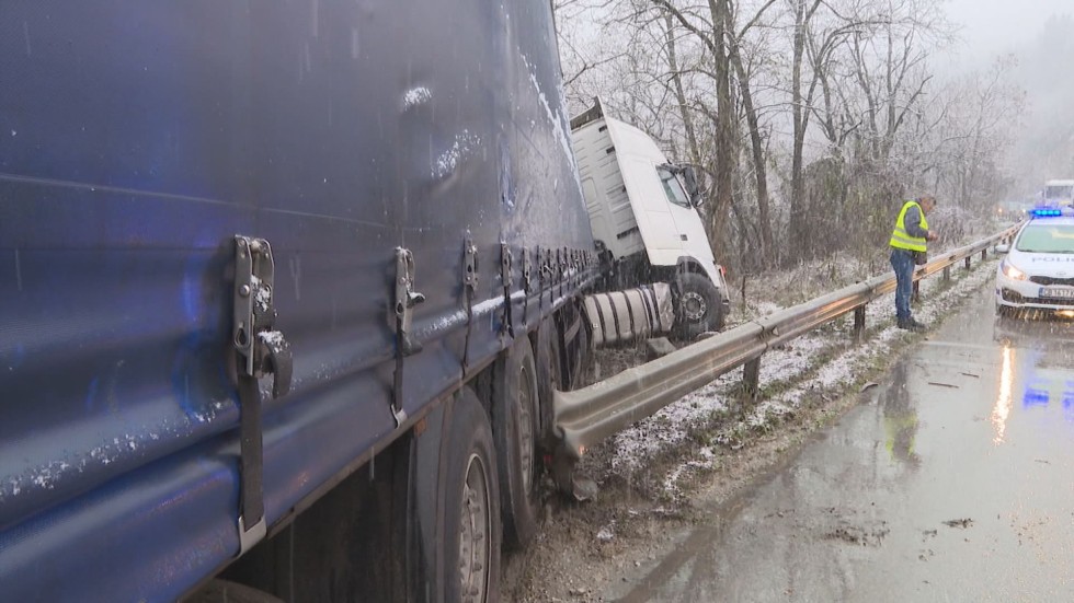 След първия сняг: Заради лошото време камион катастрофира край Велико Търново