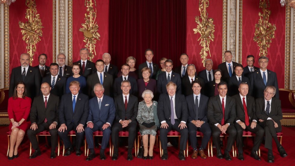 Среща на върха: Лидерите на НАТО в обща снимка с Елизабет II