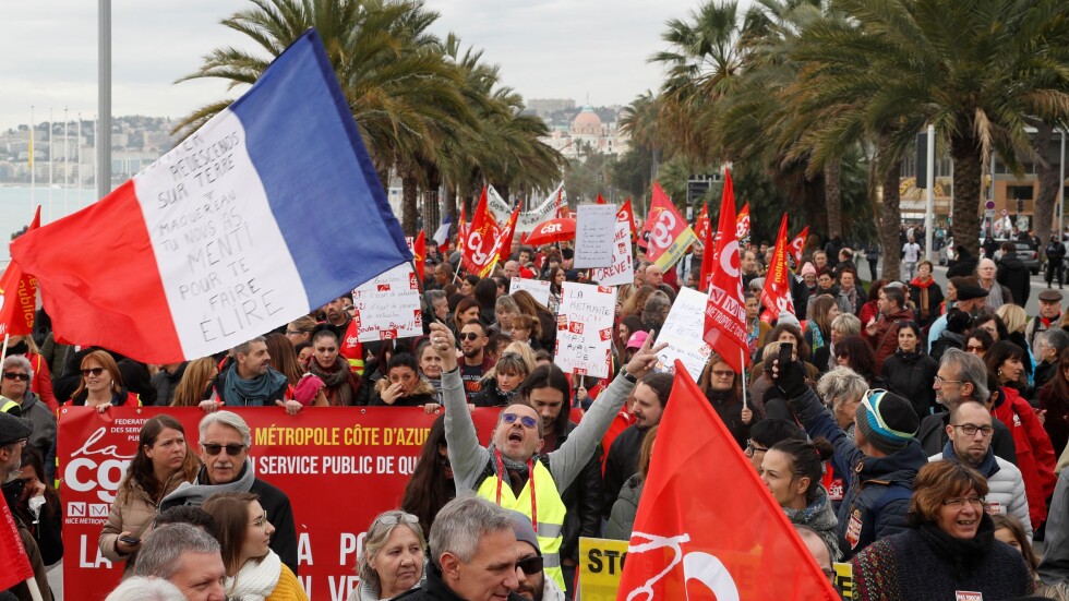 Франция стачкува срещу пенсионна реформа на президента Макрон