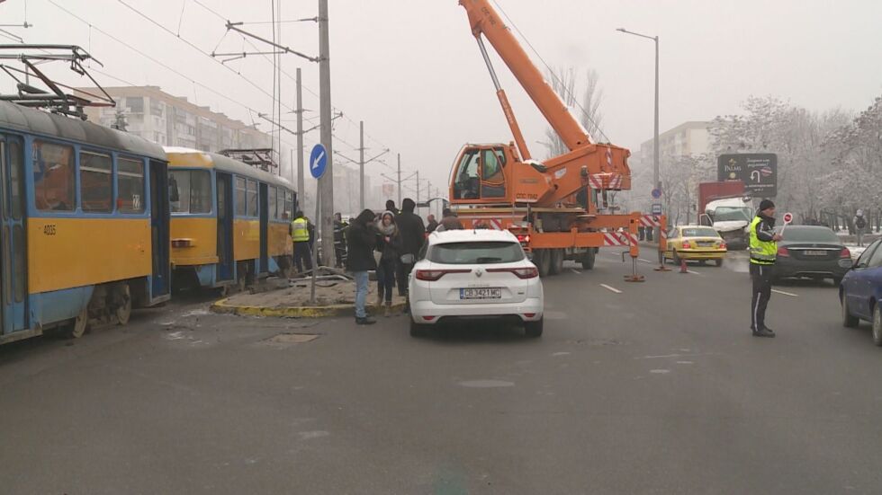 Един ранен при катастрофа между трамвай, микробус и лека кола на „Ботевградско шосе”