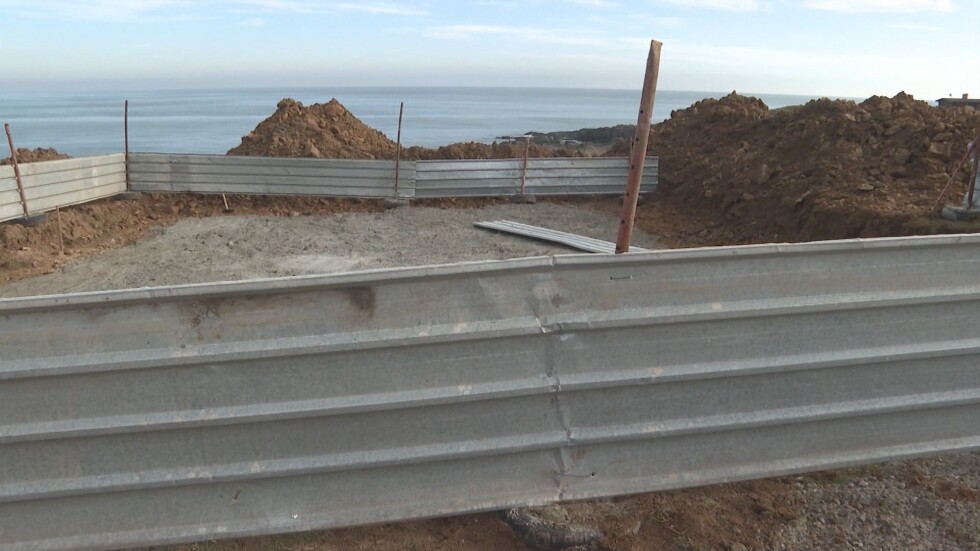 Още бетон по морето: Как е получено разрешителното за строеж на Синеморец?