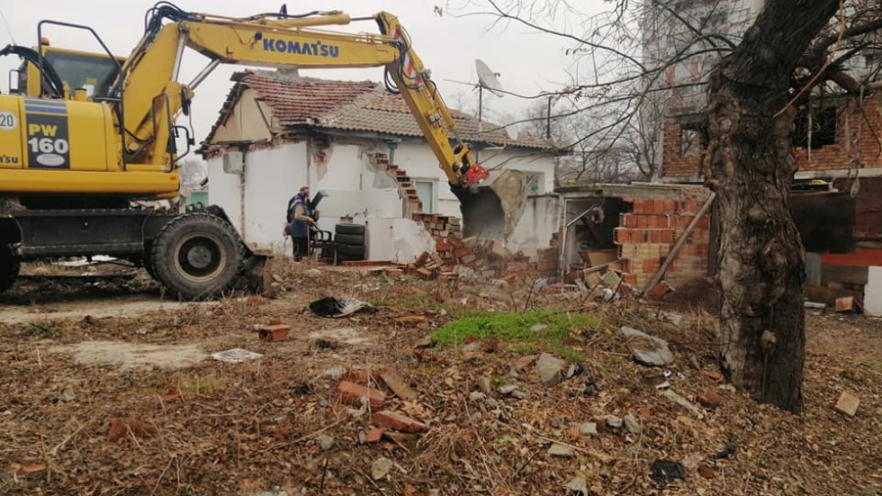 Бутат незаконни къщи в пловдивската Арман махала (СНИМКИ)