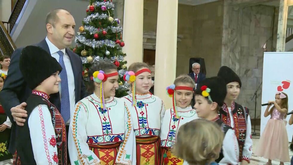 "Българската Коледа": Румен Радев и деца украсиха елхата в президентството