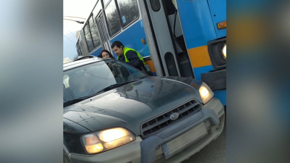 Шофьори на тролей и автомобил се сбиха в София