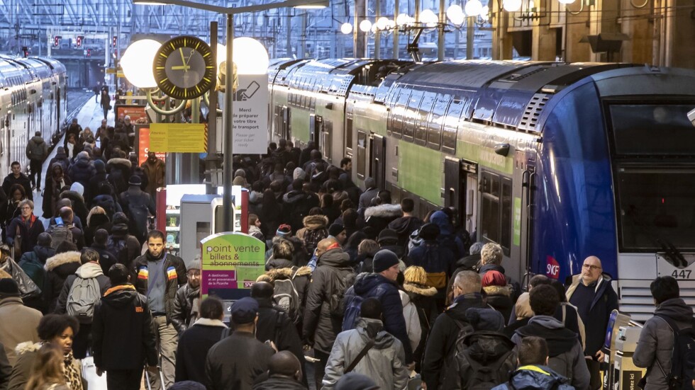Транспортът в Париж е блокиран заради трета голяма стачка 