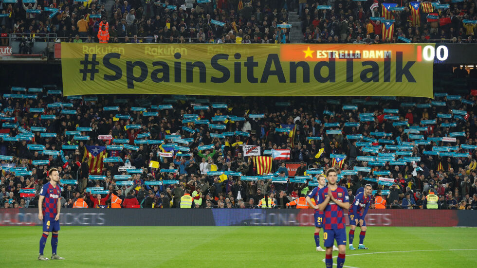 Банери на "Камп Ноу" призовават за разговори между Испания и Каталуния (СНИМКИ)