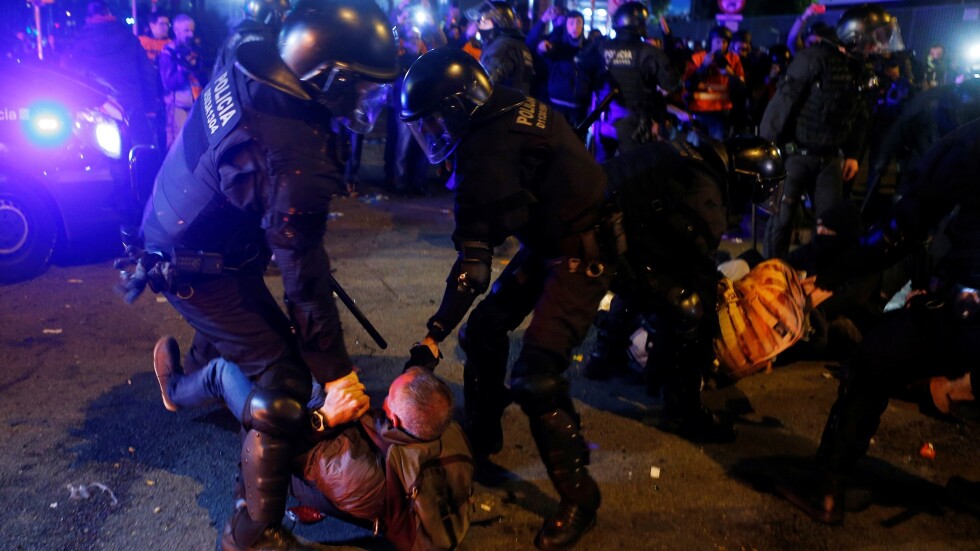 Безредици по време на „Ел Класико”: Полиция и каталунски демонстранти в сблъсък