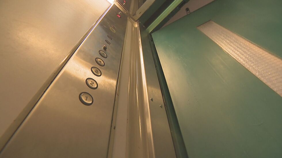 Безопасни ли са асансьорите: Кой поддържа джиесем модулите и как да реагираме при повреда?