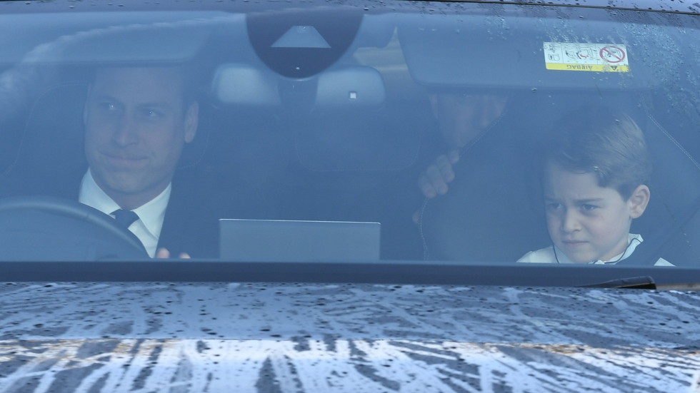 Порасналият принц Джордж, който вече се вози на предната седалка – законно ли е?