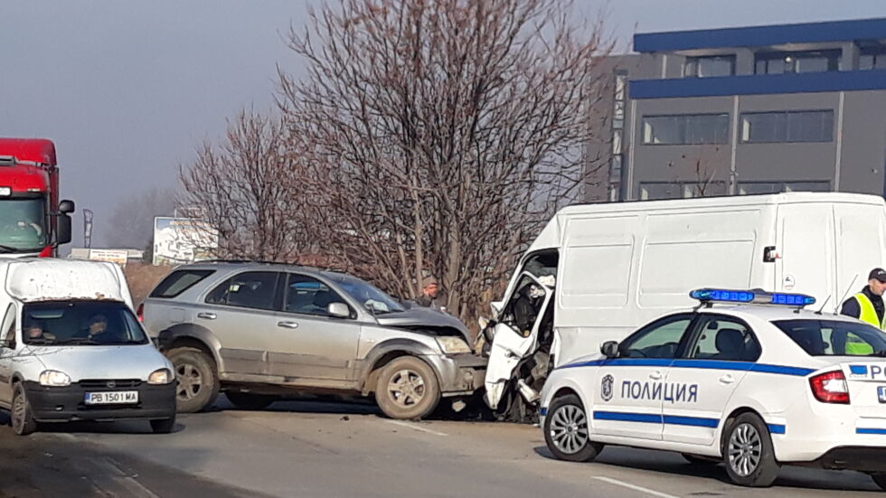Голямо задръстване край Пловдив заради катастрофа между джип, бус и лека кола