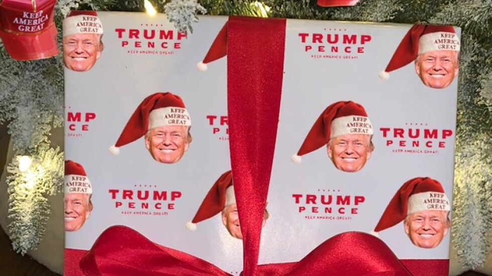 Доналд Тръмп продава опаковъчна хартия със своя лик като Дядо Коледа