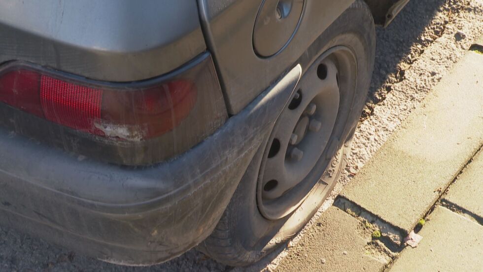 Двама младежи са отговорни за нарязаните гуми на над 10 автомобила в Шумен