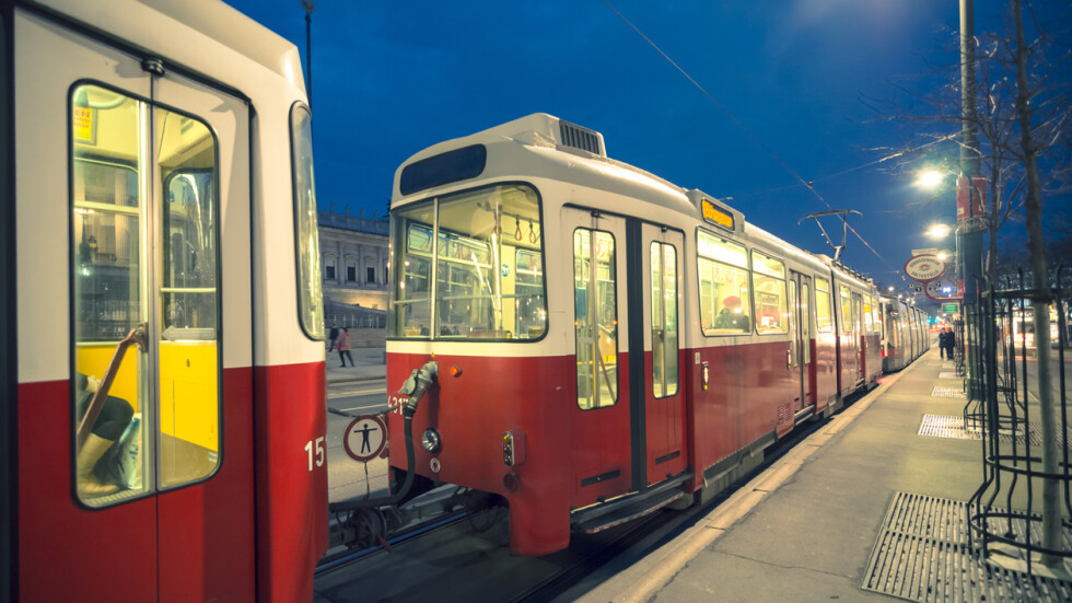 Арестуваха 16-годишен български гражданин във Виена, размахал меч в трамвай