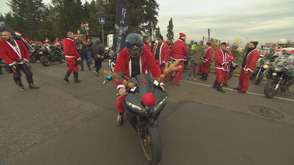 Мотористи, облечени като Дядо Коледа, отново раздават подаръци на деца
