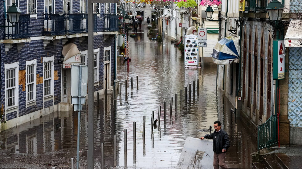 Силни бури връхлетяха Испания и Португалия, има жертви