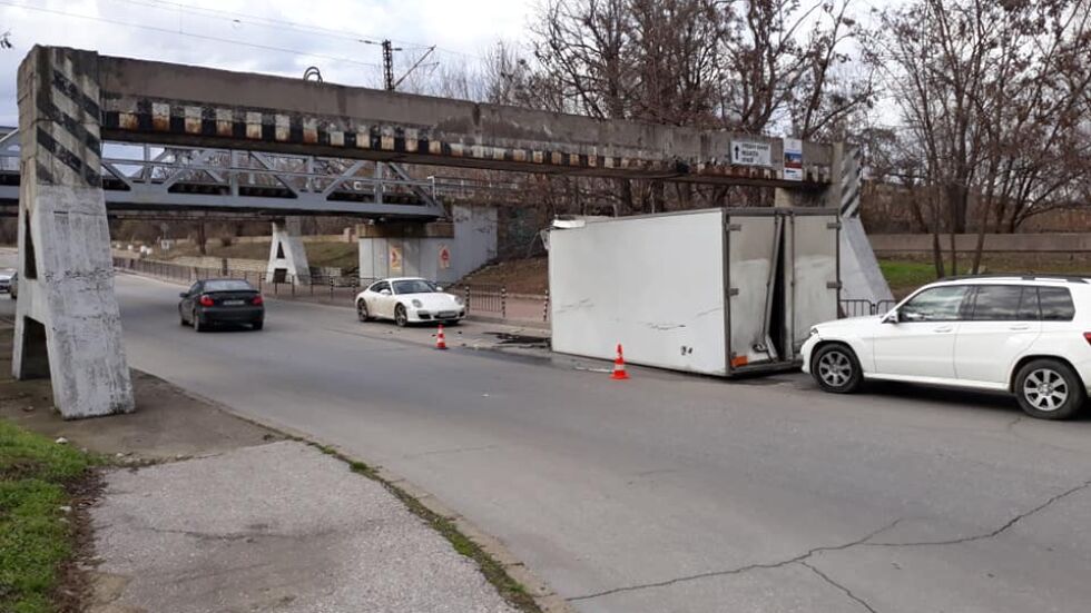Камион не успя да мине под мост в Пловдив и предизвика катастрофа  