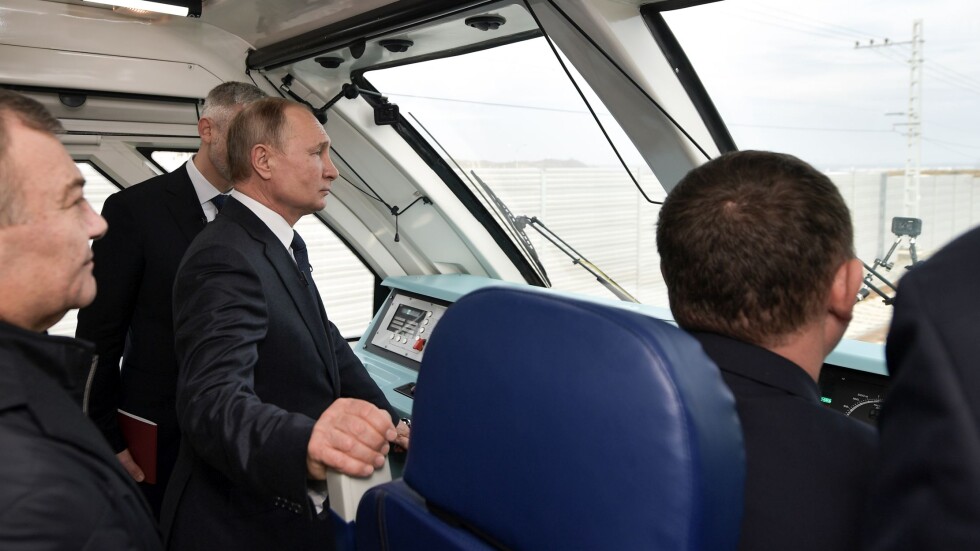 Владимир Путин откри железопътната линия по спорния мост между Русия и полуостров Крим