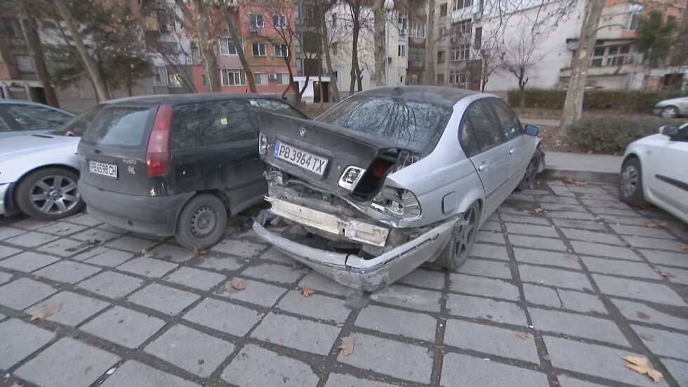 След гонка с полицията: Как младежи блъснаха 6 паркирани коли в Пловдив?